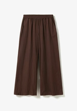 Brown wide-leg pants with elastic waistband and side pockets, made of lightweight fabric.