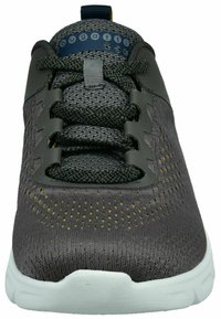 Šedá sportovní bota s texturovaným svrškem, vzorovanými tkaničkami a bílou podrážkou. Na patě se nachází modrá značka.