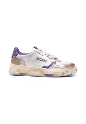 Sneaker low-top con pannelli bianchi, oro metallizzato e viola, lacci bianchi, con etichetta Autry e una piccola bandiera americana sul lato.