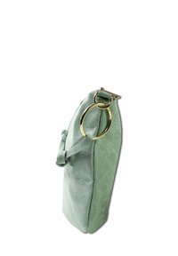 Groene leren tas met een gestructureerde vorm, voorzien van een gouden ringaccent en een afneembare schouderband. Zachte textuur, minimalistisch ontwerp.