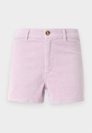 Shorts di velluto a coste di un leggero colore lavanda con chiusura a bottone, caratterizzati da un design a costine testurizzato e tasche anteriori, tagliati sopra la coscia.