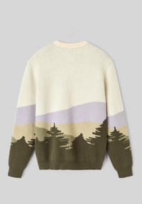 Pull tricoté crème, lavande, beige et vert foncé avec un motif de paysage de montagne et de pins dans le dos et sur les manches.