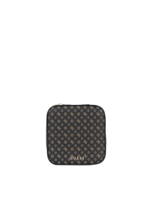 Bolsa cuadrada negra Guess con patrones circulares marrones y de logo y una cremallera en la parte superior.