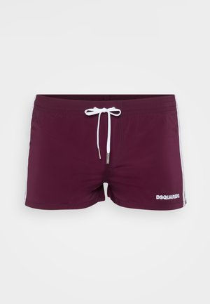 Burgunderfarbene Badehose mit weißem Kordelzug und seitlichen Akzenten. Verfügt über einen elastischen Bund und einen Logoschriftzug auf der unteren Vorderseite. Kurze Länge.