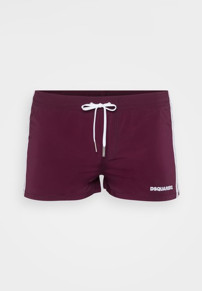 Burgunderfarbene Badehose mit weißem Kordelzug und seitlichen Akzenten. Verfügt über einen elastischen Bund und einen Logoschriftzug auf der unteren Vorderseite. Kurze Länge.