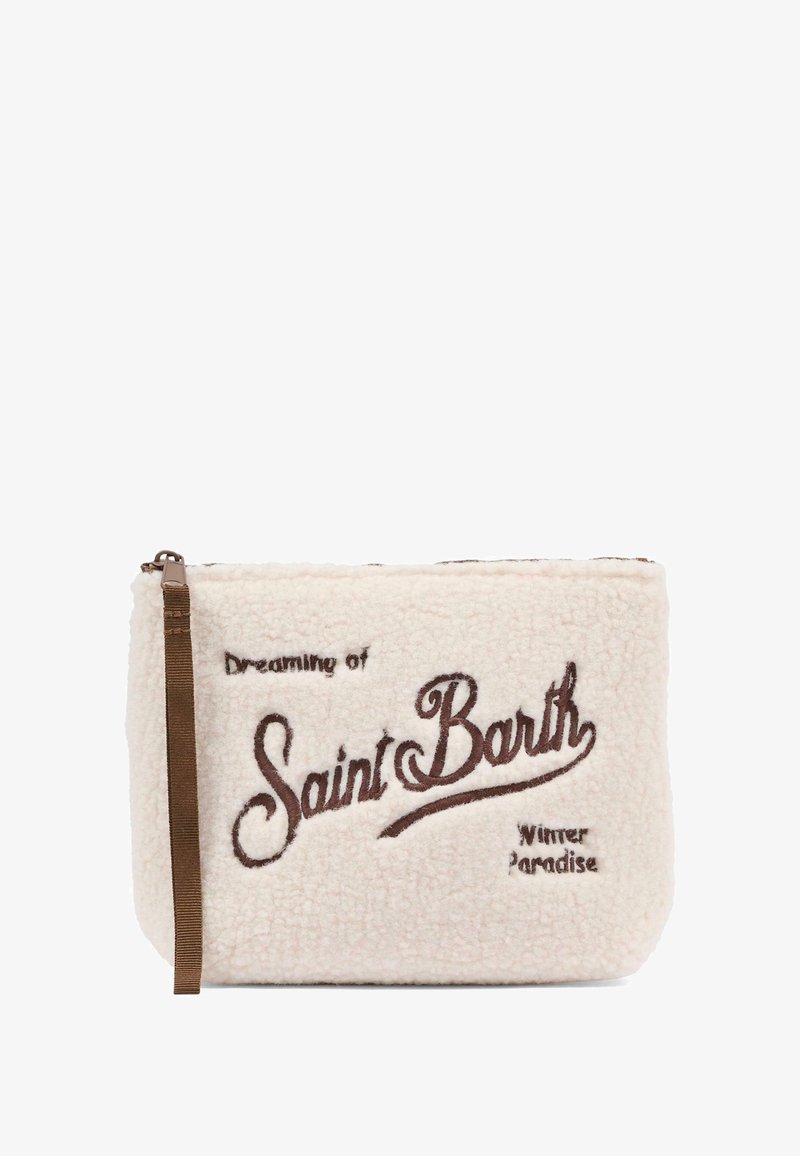 Sacchetto in pile color crema con testo ricamato marrone: "Sognando il Paradiso Invernale di Saint Barth." Dotato di zip e tracolla in tessuto.