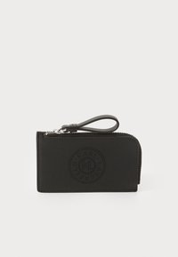 Portafoglio in pelle nera con logo impresso, chiusura con zip e tracolla. Presenta una superficie liscia e una forma rettangolare.