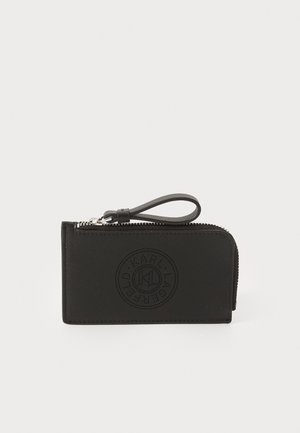 Czarny skórzany portfel z wytłaczanym logo, zamknięciem na zamek i paskiem na nadgarstek. Posiada gładką teksturę i prostokątny kształt.