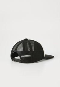 Gorra negra con visera curvada, parte trasera de malla y frontal sólido. Cuenta con una correa ajustable y un patrón texturizado en la malla.