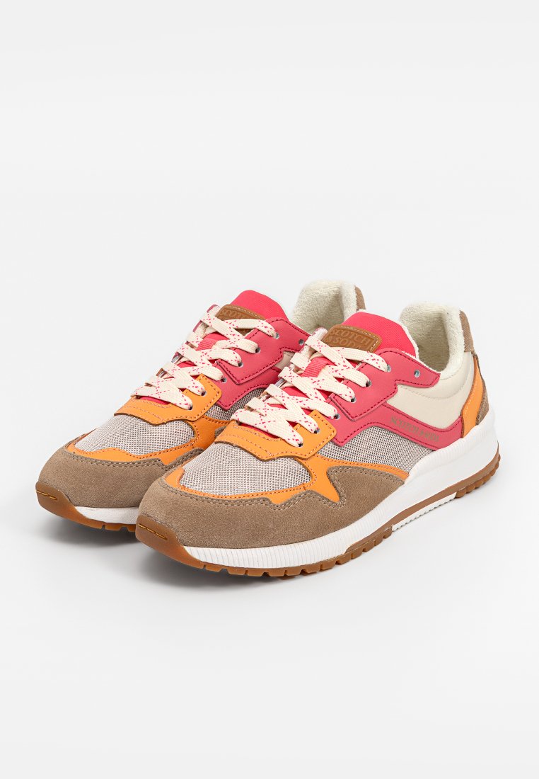 Zapatillas con parte superior de malla en beige, con detalles en ante rosa y naranja, suela texturizada y cordones contrastantes en rosa.