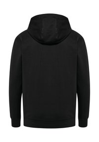 Fekete kapucnis pulóver sima textúrával, hosszú ujjú, bordázott mandzsettákkal. Egyszerű, minimalista dizájnnal rendelkezik, semmilyen díszítést nem tartalmaz.