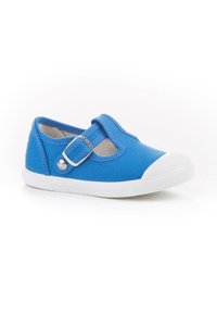 Zapato de lona azul con suela de goma blanca, puntera redonda y correa ajustable con hebilla plateada. Presenta un upper texturizado y forro transpirable.
