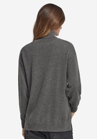 Grauer übergroßer Pullover mit hohem Kragen, gerippten Bündchen und Saum, hergestellt aus weichem Strickstoff, mit schlichtem Schnitt und nahtlosem Schulterdesign.