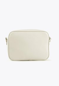 Borsa a tracolla in pelle color crema di forma rettangolare con bordi arrotondati e ferramenta in metallo dorato su uno sfondo bianco.