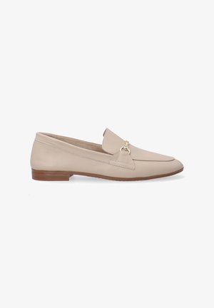 Beige Lederloafers mit flachem Absatz, ausgestattet mit einer dekorativen vorderen Klappe und goldfarbenen Hardwareakzenten. Glatte Textur mit minimaler Naht.
