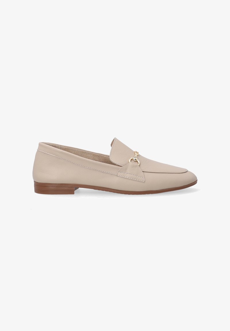 Beige læder loafers med flad hæl, der har en dekorativ frontklap og guldfarvet hardware-detalje. Glat tekstur med minimal syning.