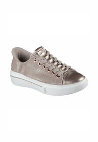 Roze gouden sneakers met een gemêleerd materiaal, ronde neus en metallic accenten. Voorzien van een dikke witte zool en vlakke grijze veters.