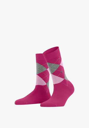 Paar kniehohe Socken in Magenta mit rosa und grauen Argyle-Rautenmuster, nebeneinander auf weißem Hintergrund dargestellt.