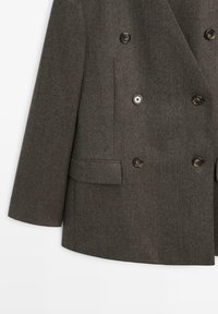 Blazer doppiopetto in misto lana grigio scuro caratterizzato da due grandi bottoni, colletto a risvolto e tasche laterali con una texture liscia.