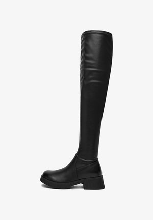 Botină din piele neagră până la genunchi, cu toc mic și rotund, textură netedă și detalii pe lateral, pe fundal alb.