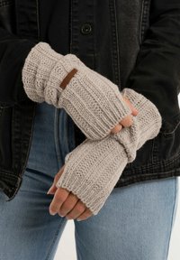 Gebreide vingerloze handschoenen in lichtgrijs. Gestructureerd rib ontwerp en opgerolde manchetten, met een klein bruin leren label.