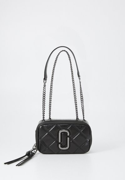 Sac à main en cuir matelassé noir avec une chaîne en argent, de forme rectangulaire, zips et détail de logo sur le devant. Comprend deux pompons en cuir.