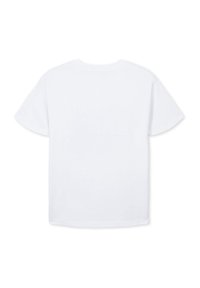 T-shirt bianco in cotone con una vestibilità rilassata, maniche corte e scollo rotondo. Il tessuto appare liscio senza motivi o disegni visibili.