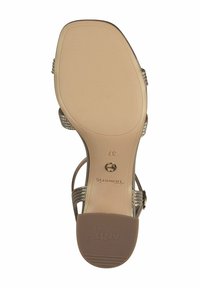 Sandale à talons beige avec des brides tissées, fermeture à boucle et semelle en caoutchouc texturée. Marquage sur la semelle intérieure et les semelles inférieures pour une meilleure adhérence.