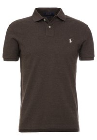 Mörkbrun polotröja med texturerad yta, kortärmad, treknapps knäppning och en liten vit broderad logotyp på bröstet.