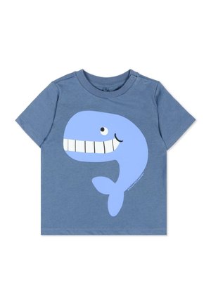 Niebieska koszulka dla malucha z krótkim rękawem, z dużym, uśmiechniętym jasnoniebieskim wielorybem na przodzie oraz dwoma zatrzaskami na ramieniu.