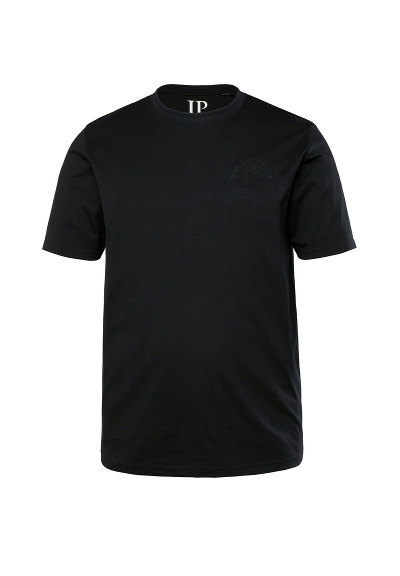 Černé tričko s krátkým rukávem vyrobené z bavlny, má kulatý výstřih a jemně embosované logo na levé hrudi. Hladká textura.