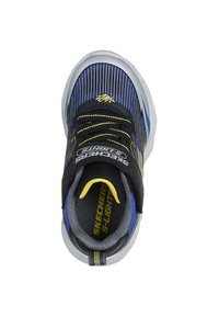 Zapatilla deportiva negra y azul con diseño a rayas, detalles en color amarillo, cordones en la parte delantera y suela de goma blanca con detalles que iluminan.