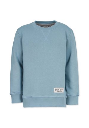 Lyseblå crewneck-sweatshirt med ribstrikkede manchetter og kant, der har en lille rektangulær "Band of Rascals" label nær den nederste kant.