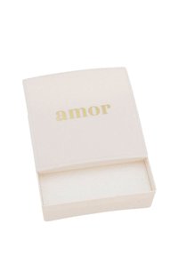 Scatola bianca con coperchio curvo, decorata con la parola "amor" stampata in oro. L'interno è vuoto e ha una texture morbida. Design semplice ed elegante.