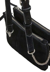 Sac bandoulière en suède noir avec deux compartiments zippés, bandoulière réglable et détails en chaîne argentée. Caractérisé par une texture lisse et une coutures minimales.