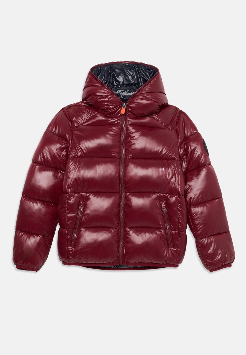 Glänzende, dunkelrote Pufferjacke mit Kapuze, Frontreißverschluss, zwei mit Reißverschluss versehenen Taschen und einem schwarzen Innenfutter, flach auf einem weißen Hintergrund ausgelegt.
