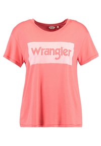 Koraldansk t-shirt med en løs pasform, korte Ærmer og en rund halsudskæring. Har "Wrangler" logoet på en hvid rektangulær baggrund.