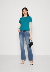 Guess 1981 CRYSTAL EASY TEE - Marškinėliai su spaudiniu - capri lake