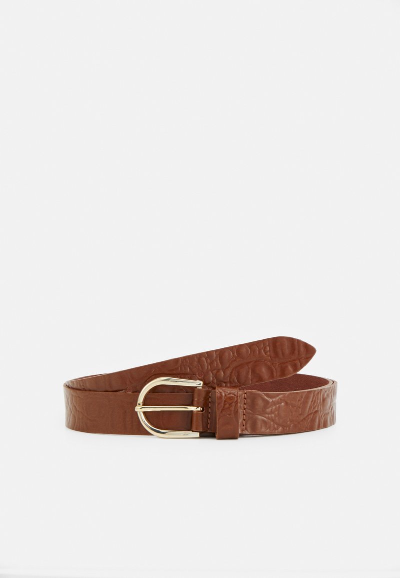 Ceinture en cuir brun gaufré avec un motif texturé, dotée d'une boucle en métal doré et d'une extrémité effilée, conçue pour un ajustement ajustable.