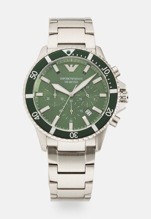 Edelstahlarmbanduhr mit grünem Ziffernblatt, silbernen Akzenten und drehbarer Lünette. Sie verfügt über drei kleine Zifferblätter und eine Datumsanzeige auf drei Uhr.