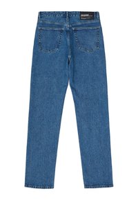 Pantalones vaqueros de mezclilla azul con un diseño de pierna recta, cinco bolsillos y un acabado ligeramente desgastado. Presenta una etiqueta de logo en la cinturilla.