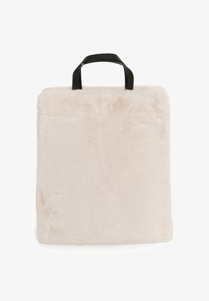 Dirbtinės pūkos krepšys šviesiai rožinės spalvos su minkšta tekstūra. Turi juodas odines rankenas ir kvadratinį dizainą. Tinka kasdieniam naudojimui.