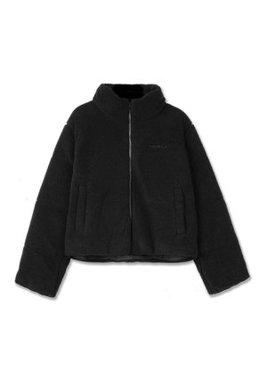Giacca in pile nera con colletto alto, zip frontale e due tasche laterali. Presenta una texture morbida e un design corto.