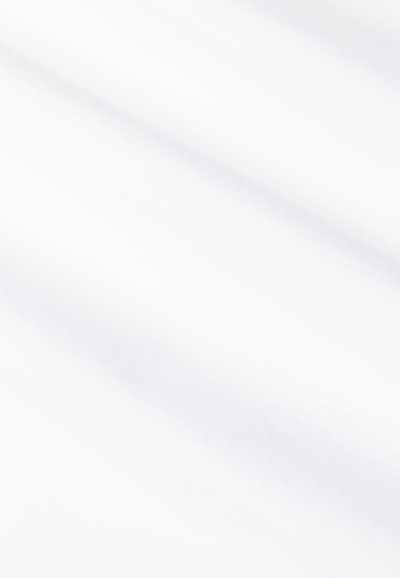 Tessuto bianco con una texture liscia, caratterizzato da morbide pieghe e leggere variazioni di luce, che riflettono la sua natura leggera e flessibile.