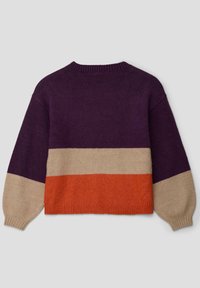 Pull en tricot avec un col rond, présentant des rayures horizontales en violet, beige et orange. Texture douce et poignets côtelés.