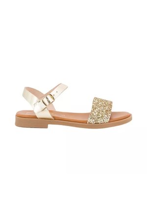 Platte sandaal met gouden glitter voorriem, beige enkelriem met gesp en bruine zool, ontworpen voor casual gebruik.