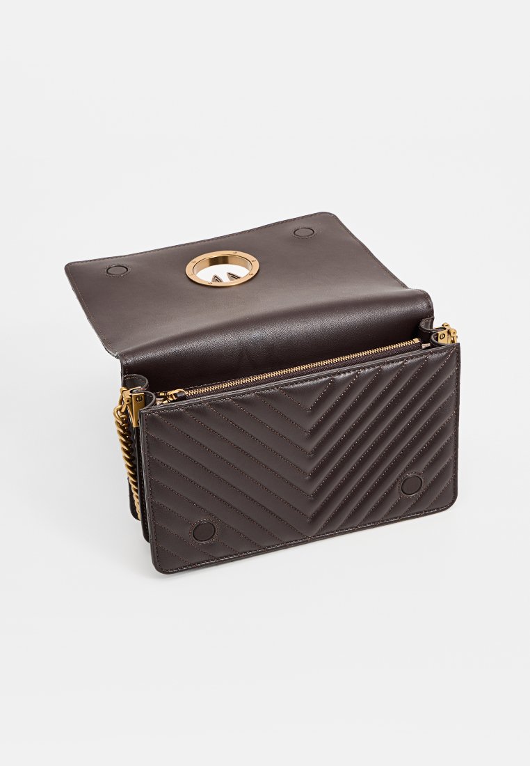 Brązowa skórzana torebka z wzorem w zygzak, ze złotymi elementami i okrągłym akcentem. Posiada zamek błyskawiczny i wewnętrzne przegrody.