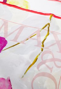 Tessuto a motivo floreale bianco con accenti rosa e viola. Presenta una finitura lucida e dettagli bordati di rosso. Il testo include "MAX & CO".