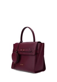 Sac à main en cuir texturé bordeaux avec une poignée supérieure, une pochette ronde amovible, des détails en métal doré et une fermeture à rabat avec des détails de sangle.