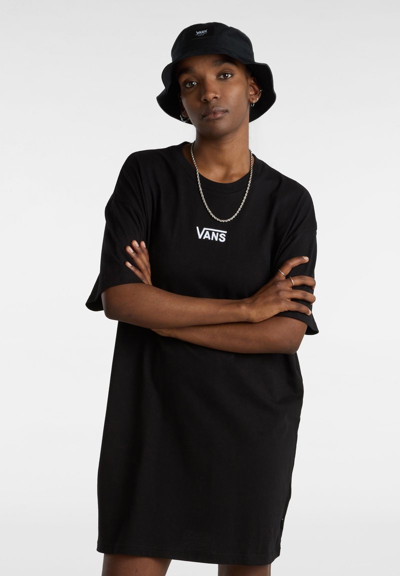 Sort t-shirt kjole lavet af blød bomuld, med et hvidt "VANS" logo på brystet, korte ærmer og en afslappet pasform.